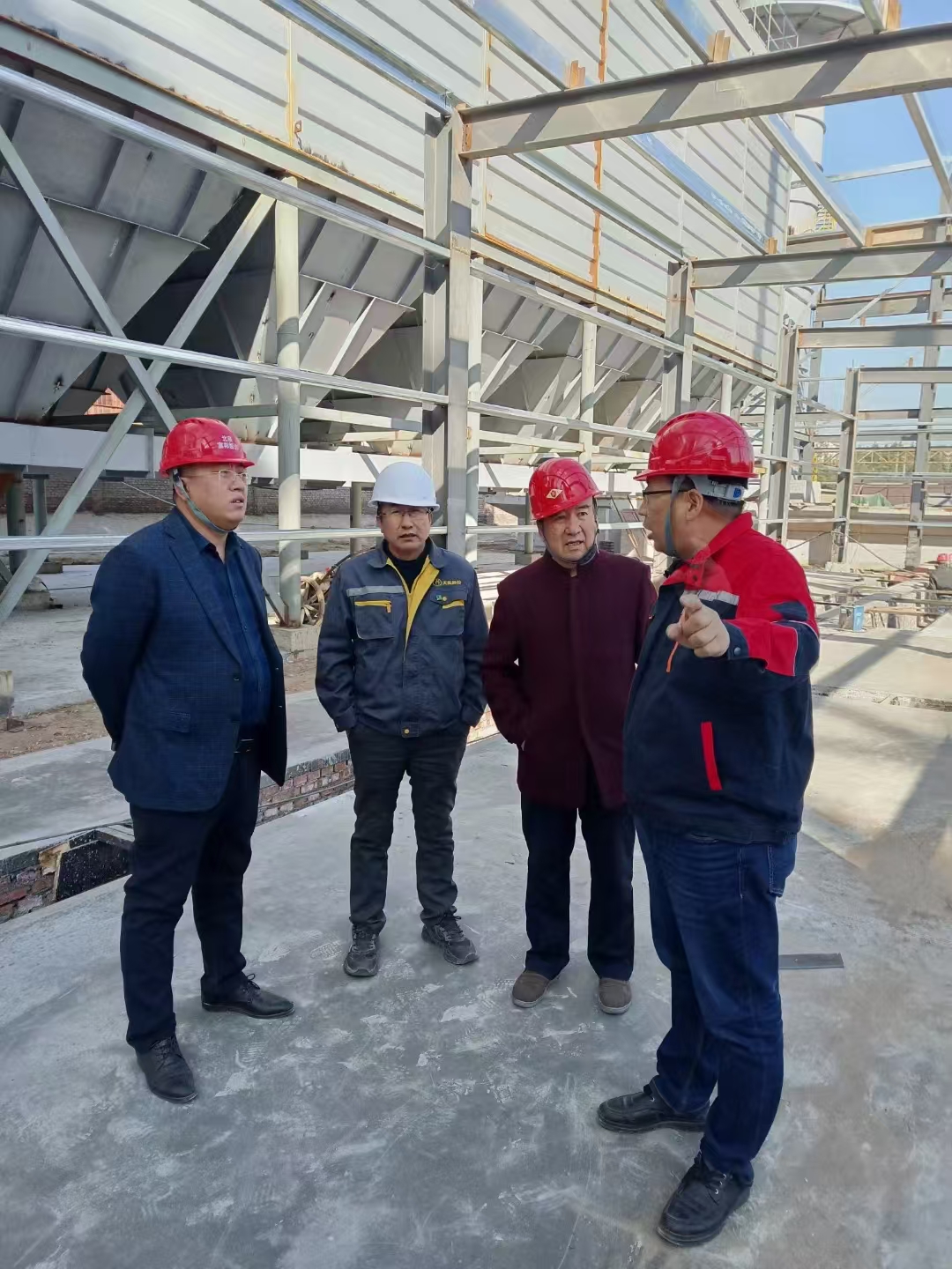 公司董事长深入乌海某金属冶炼厂落实自动化施工进度